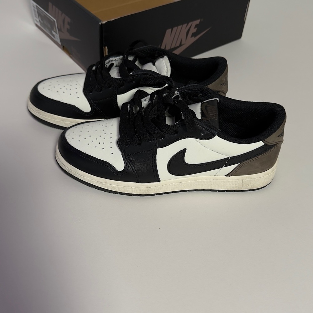 Jordan Kids Low-Top Sneakers in Black, White & Brown